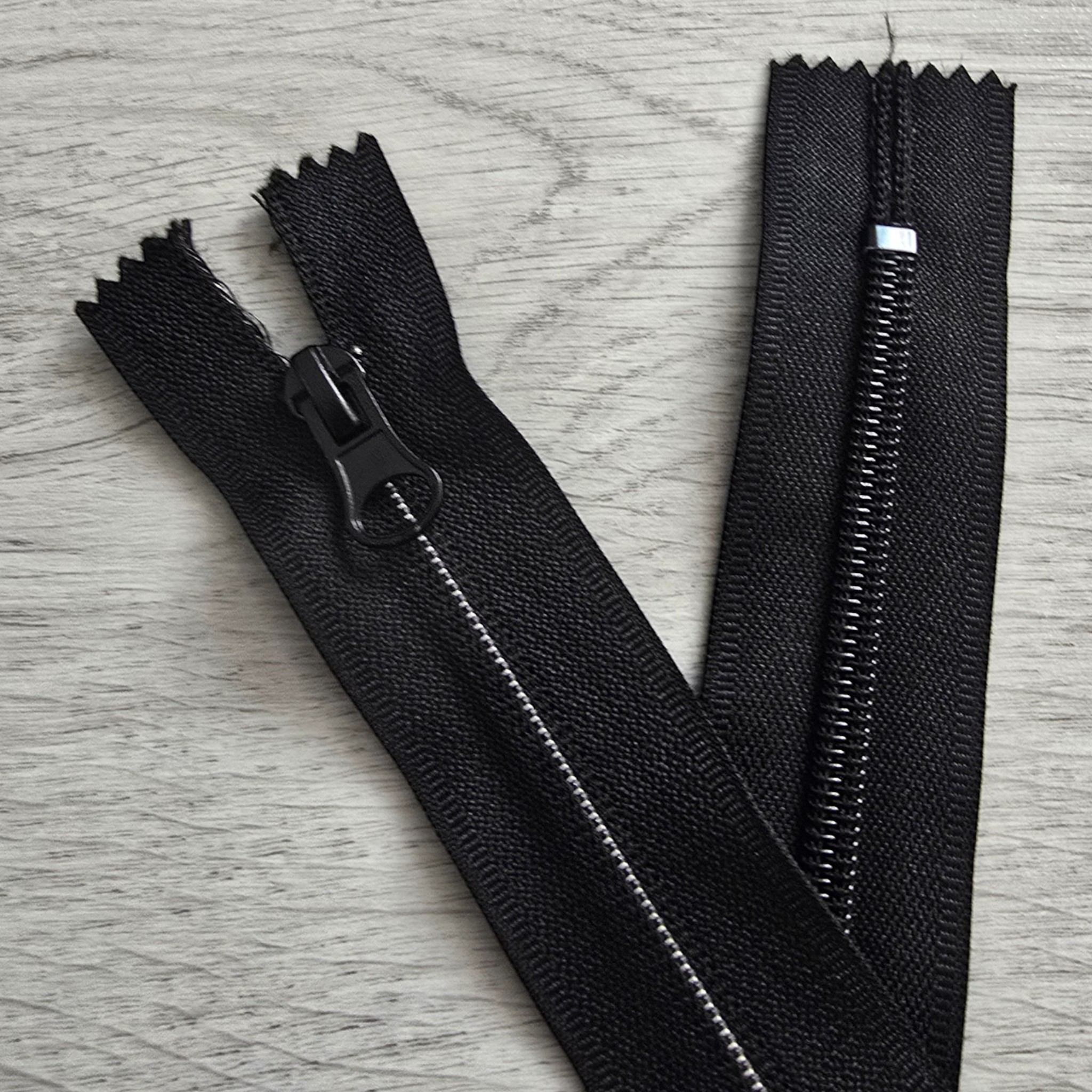 Black 20 cm T5 Reverse Nylon Zipper – Closed End Combi Head Model - ZP0020T10C