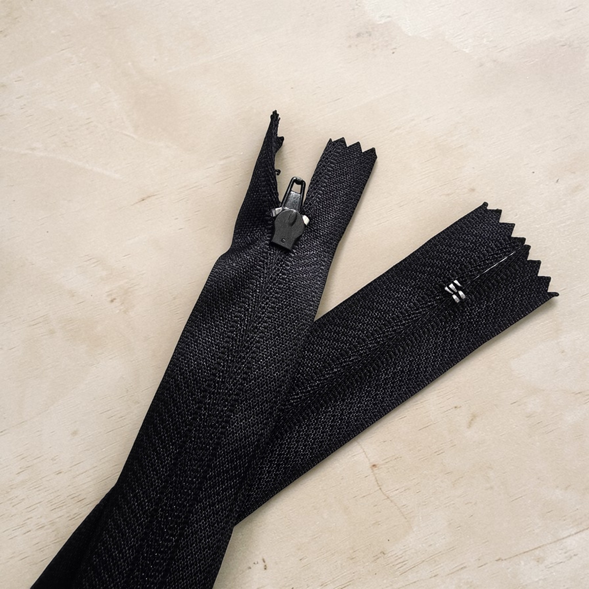 55 cm Black T5 Nylon Closed-End Zipper – Durable Bottom Model - ZP0055T5