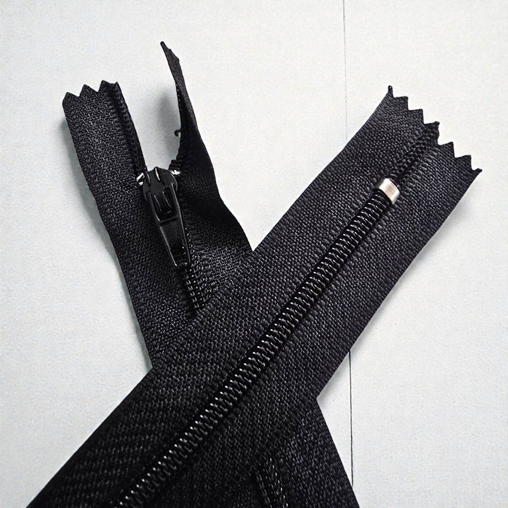 55 cm Black T5 Nylon Closed-End Zipper – Durable Bottom Model - ZP0055T5
