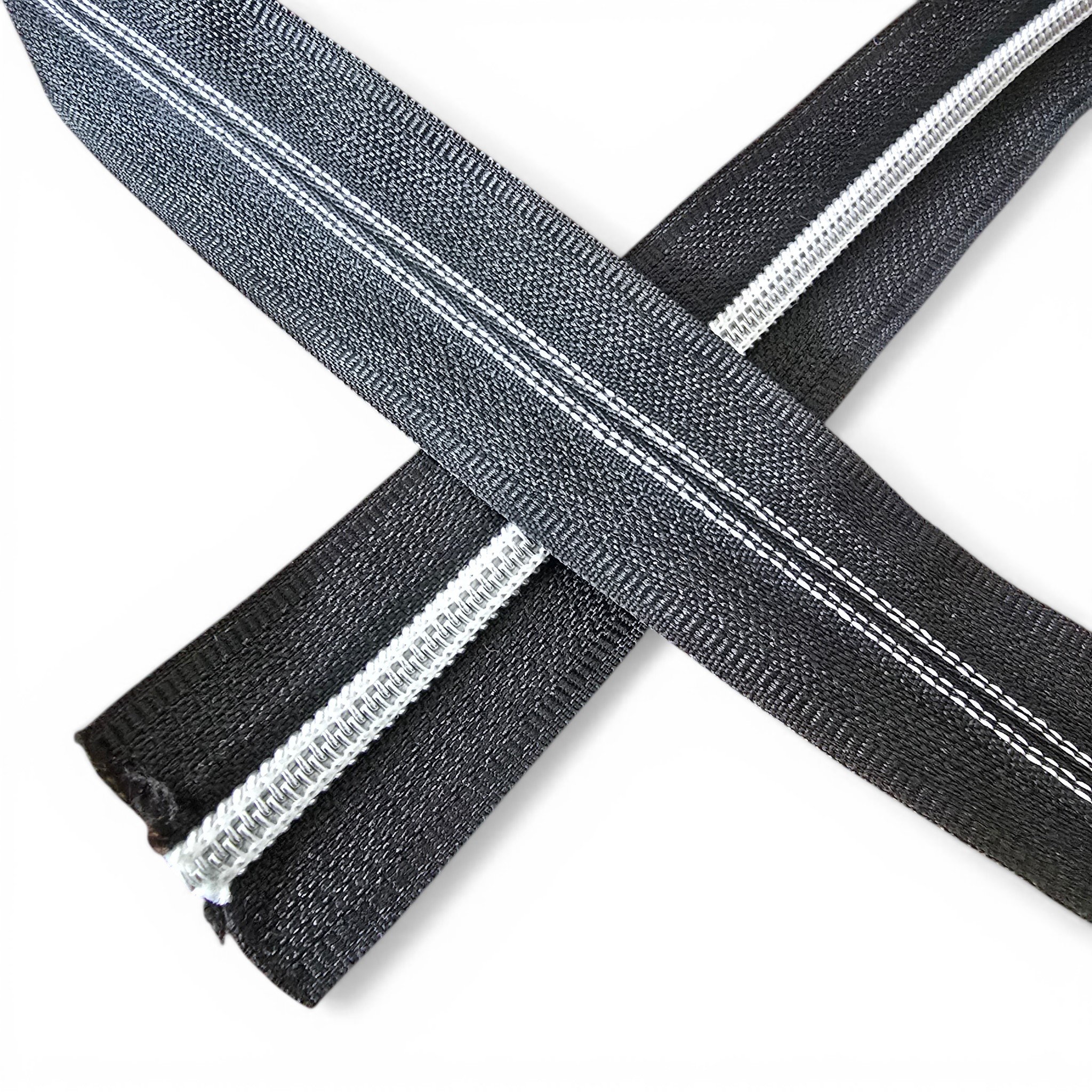 Naylon Gümüş Diş Renkli Şerit Fermuar T 5, dayanıklı ve şık tasarımı ile dikkat çeker.