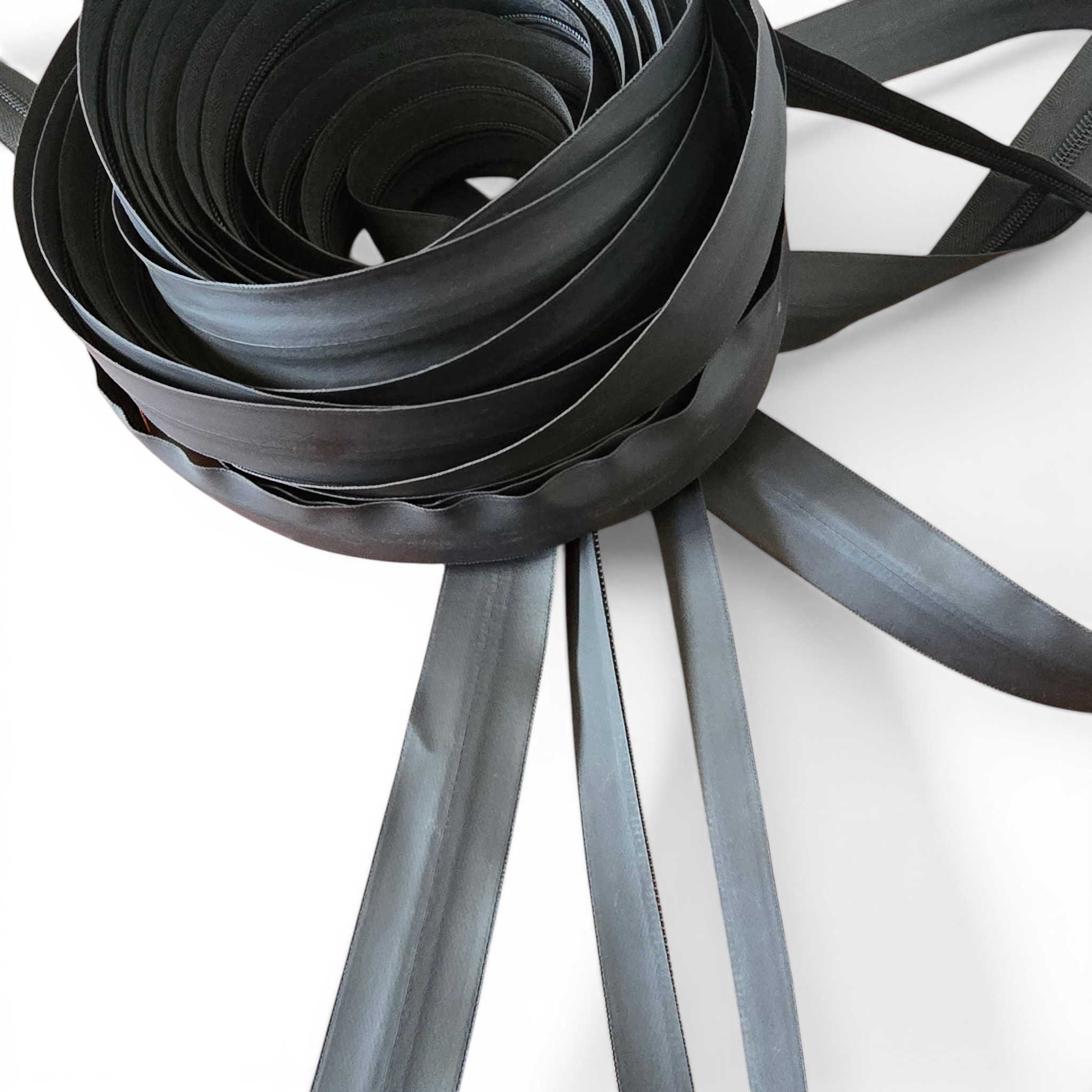 Su Geçirmez Şerit Fermuar TPU T 10 - SRTSGT10, dayanıklılığı ve şık tasarımıyla dikkat çeker.