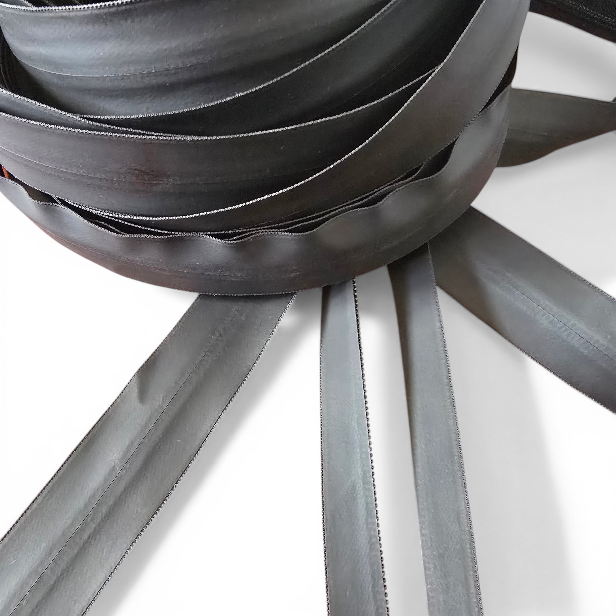 Su Geçirmez Şerit Fermuar PU T 10, açık hava aktiviteleri için ideal, dayanıklı ve esnek yapıda.