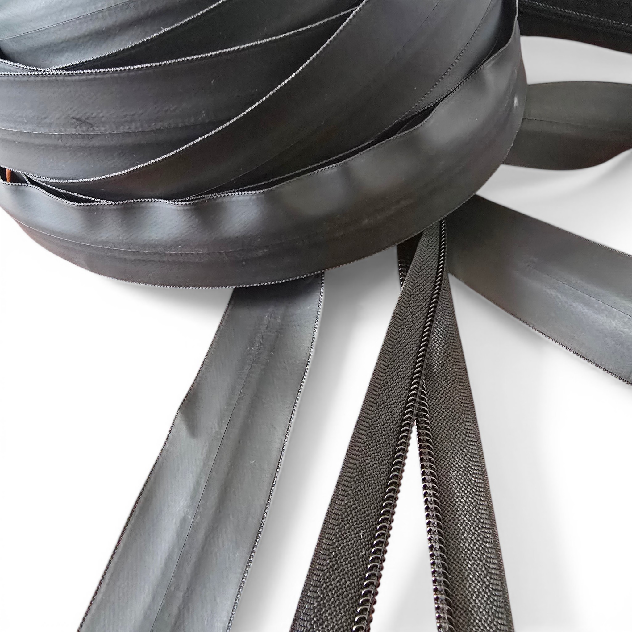 Su Geçirmez Şerit Fermuar PU T 10, açık hava aktiviteleri için ideal, dayanıklı ve esnek yapıda.